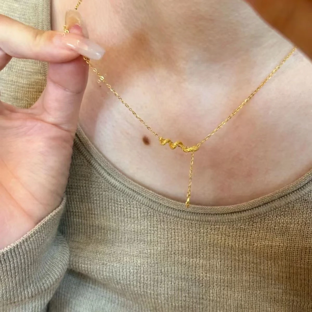 Colar de Serpente Dourada com Pingente de Estrelas de Quatro e Oito Pontas e Tassel, perfeito para adicionar glamour e sofisticação ao seu visual. — foto 5