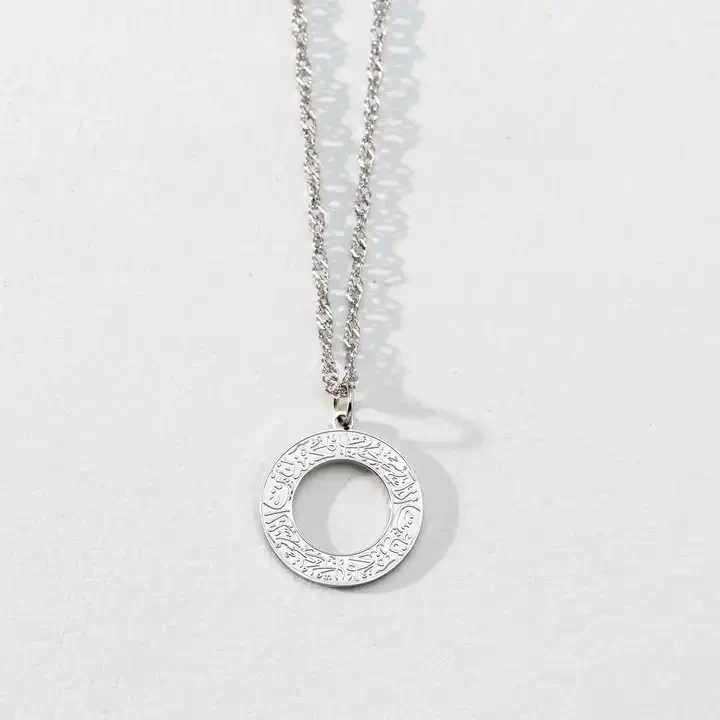 Colar com pingente de anel de aço inoxidável com a palavra "Fé" para expressar sua crença com elegância e durabilidade. — foto 4