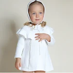 Saia de malha de algodão para bebê menina com capuz, macia e aconchegante. Ideal para manter sua pequena aquecida e estilosa, conforto garantido. — foto 4