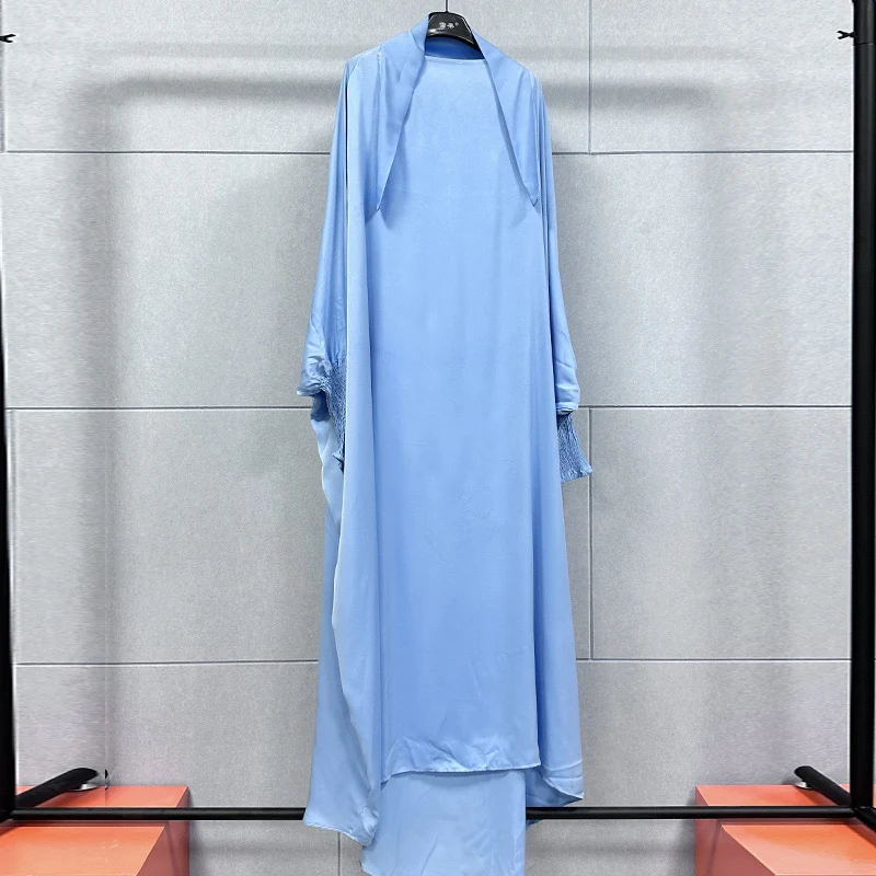 Modisches Damen-Kleid im Kimono-Stil, speziell für Frauen. Bequem und stilvoll, ideal zum Entspannen zu Hause oder als Geschenk. — foto 2