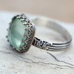 Anel de liga verde menta e esmeralda com strass. Adicione um toque de brilho e elegância ao seu visual com este anel deslumbrante. Ótimo para presentear. — foto 1