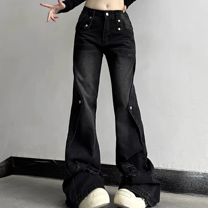 Calças jeans femininas levemente flare, Street Slim Fit, design moderno e cintura que valoriza a silhueta. Conforto e estilo urbano. — foto 12