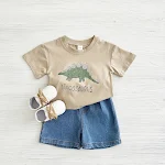 Conjunto bebê camiseta com estampa de dinossauro e shorts jeans, perfeito para qualquer ocasião, um visual moderno e confortável para seu pequeno. — foto 11