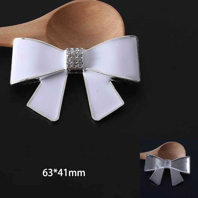 Title 6, Fivela de sapato em forma de laço com diamantes...