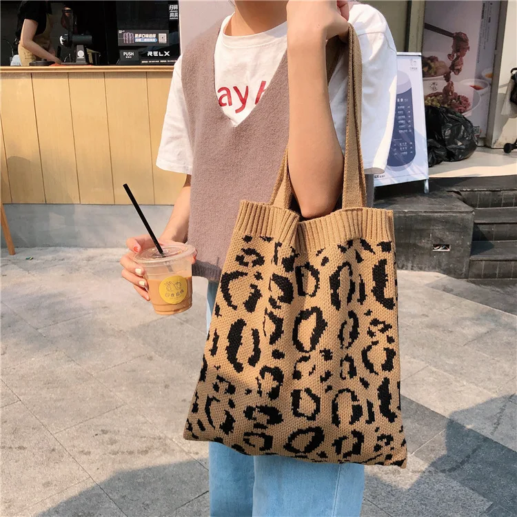 Title 22, Bolsa de compras de tricô com estampa de leopar...