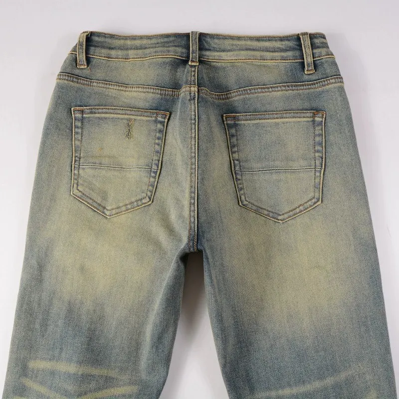 Jeans claros elásticos plisados con estampado rojo para hombre Comodidad y estilo en una prenda única Perfectos para un look casual y moderno. — foto 2
