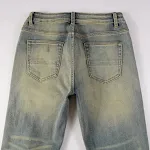 Jeans claros elásticos plisados con estampado rojo para hombre Comodidad y estilo en una prenda única Perfectos para un look casual y moderno. — foto 2