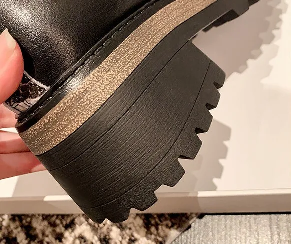 Botas Martin Femininas Coreanas Salto Alto Grosso Couro Bico Redondo Conforto e Estilo. Perfeitas para o Inverno. Garanta o seu par hoje! — foto 3