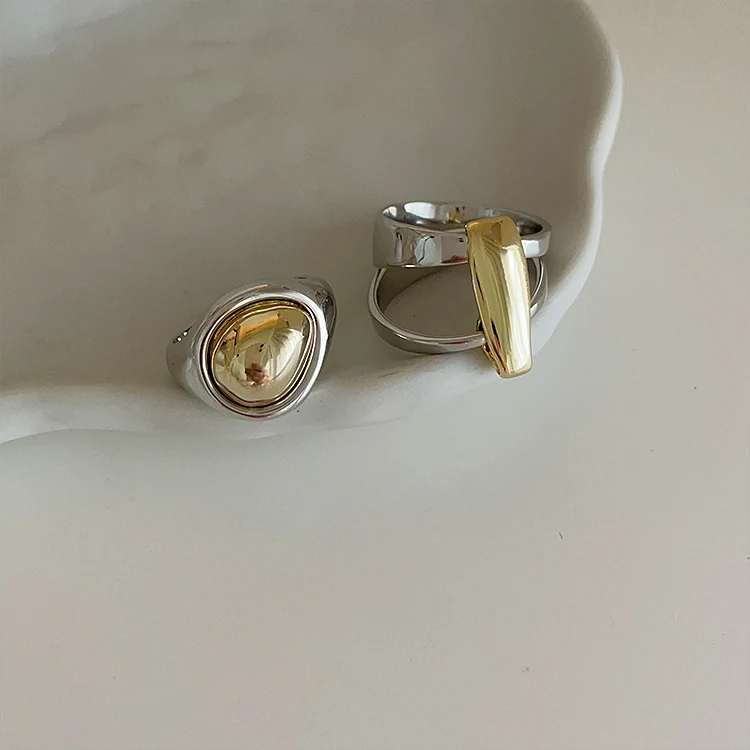 Anel de metal irregular com cores contrastantes em ouro e prata, um acessório elegante e moderno. Destaque seu estilo único com sofisticação. — foto 2