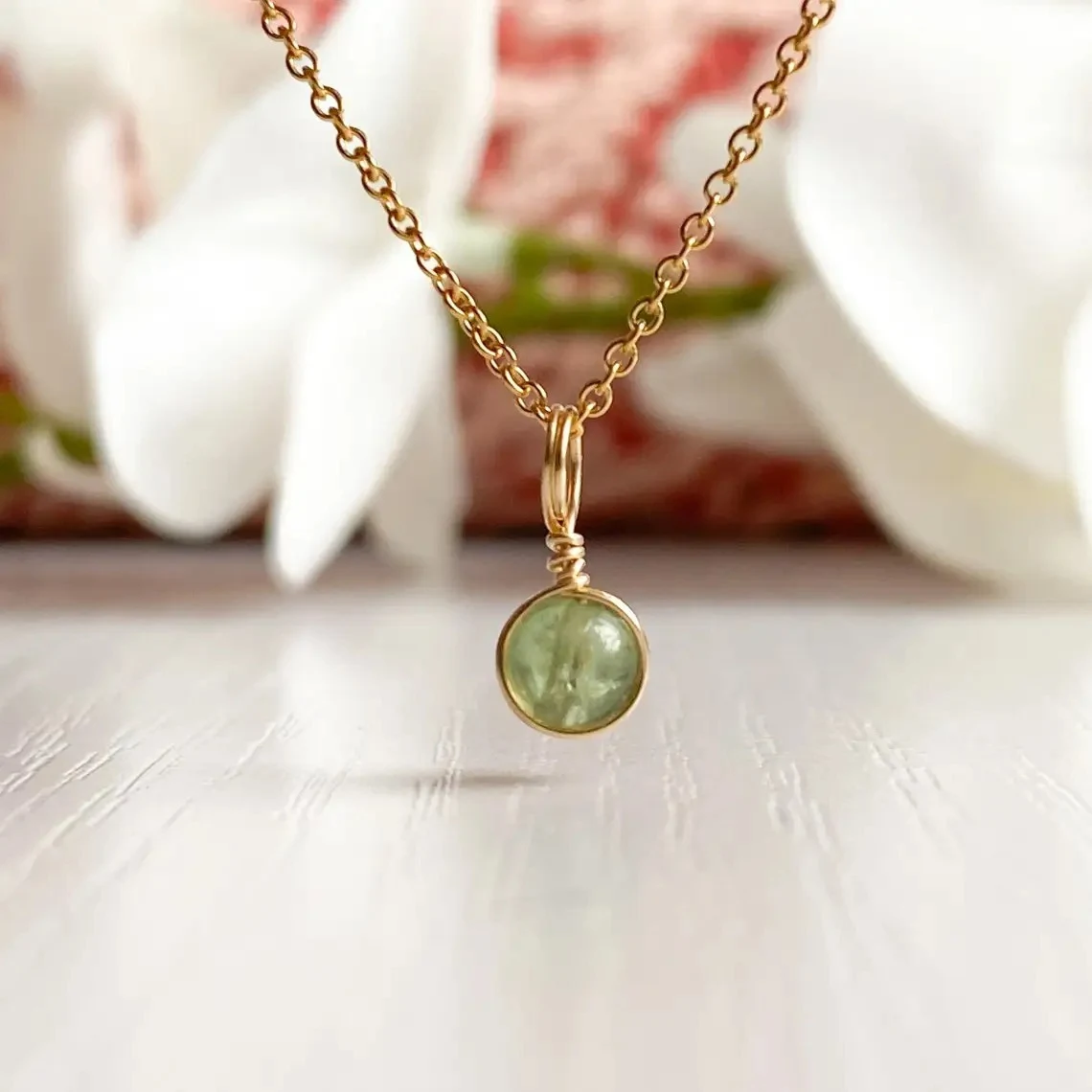 Colar Ornamento Feminino de Pedra, Erva e Água, Simples e Elegante. Ideal para um visual natural e charmoso, perfeito para qualquer ocasião. — foto 4