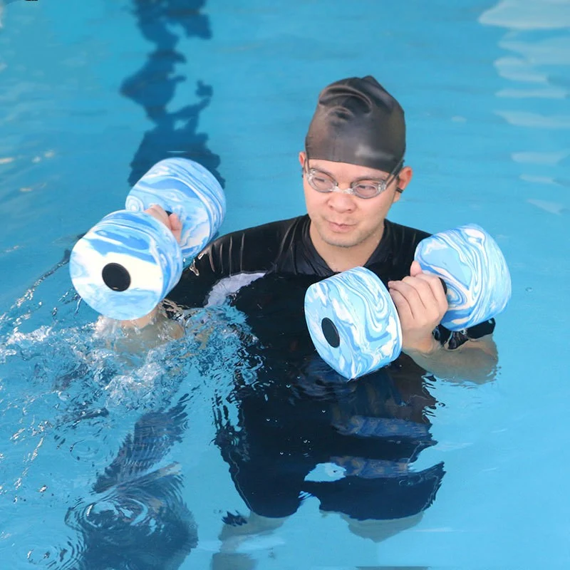Haltere flutuante camuflado azul e branco para exercícios aquáticos, melhora a força e resistência muscular na água. — foto 1
