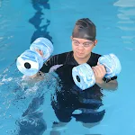 Haltere flutuante camuflado azul e branco para exercícios aquáticos, melhora a força e resistência muscular na água. — foto 1