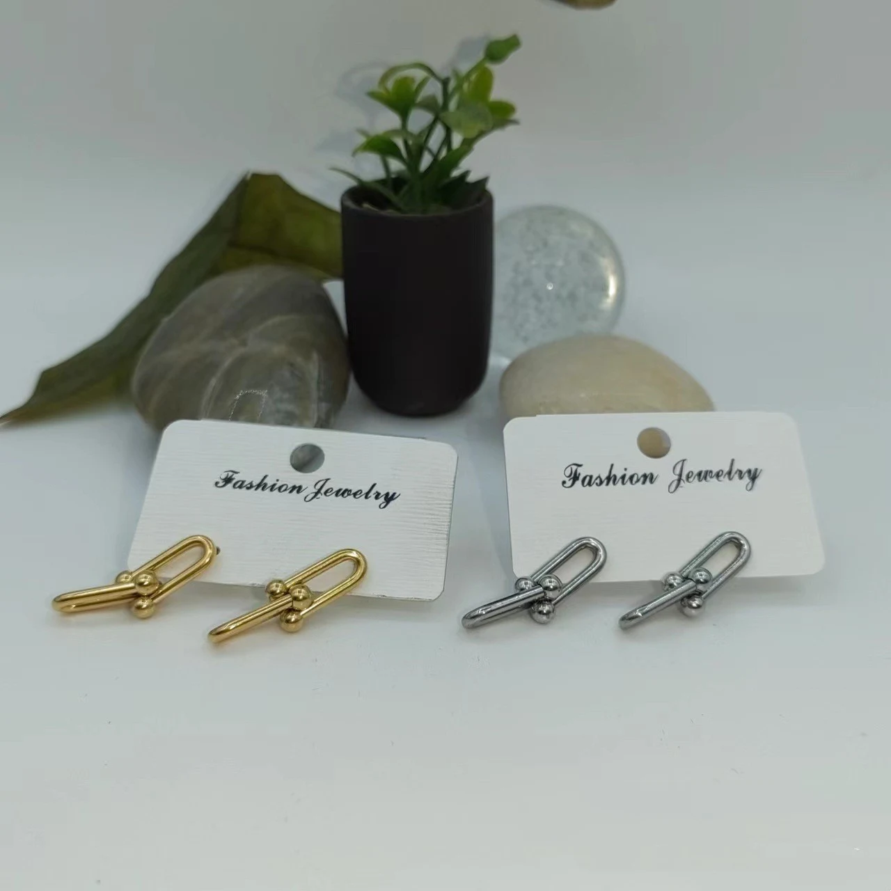 Brincos de ferradura 18k simples e fashion. Design elegante para qualquer ocasião, proporcionam estilo e sofisticação ao seu visual diário. — foto 3