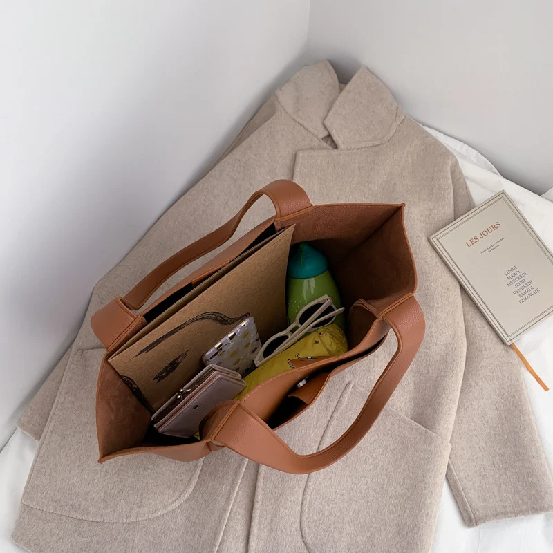 Retro Hong Kong style handbag, spacious and stylish for everyday use. Carry your essentials with style and a touch of vi — photo 2