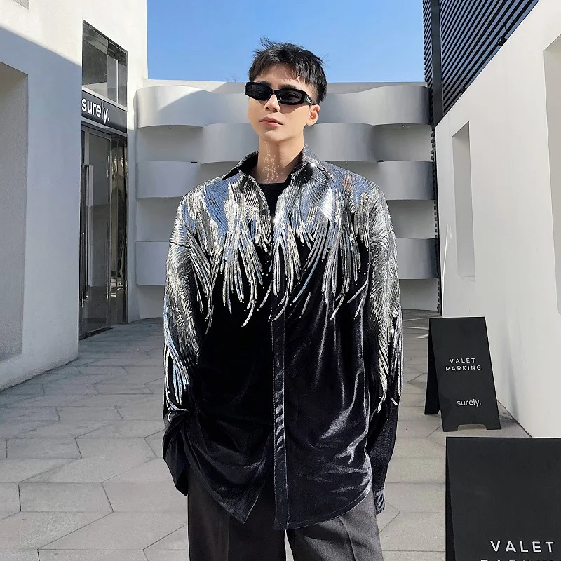 Camisa masculina de veludo com lantejoulas e bordado de penas Elegância e sofisticação para eventos especiais. Toque luxuoso, caimento impecável, design exclusivo. — foto 4
