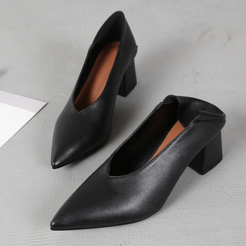 Title 3, Vintage Damen High Heels mit spitzer, tiefem V-...