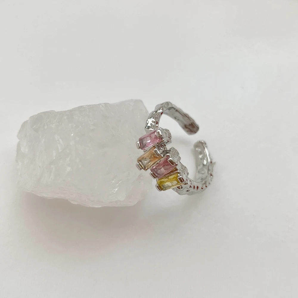 Anel de dedo indicador de vidro colorido com design feminino e estilo doce e moderno. Um acessório legal para mulheres. — foto 6