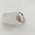 Anel de dedo indicador de vidro colorido com design feminino e estilo doce e moderno. Um acessório legal para mulheres. — foto 6