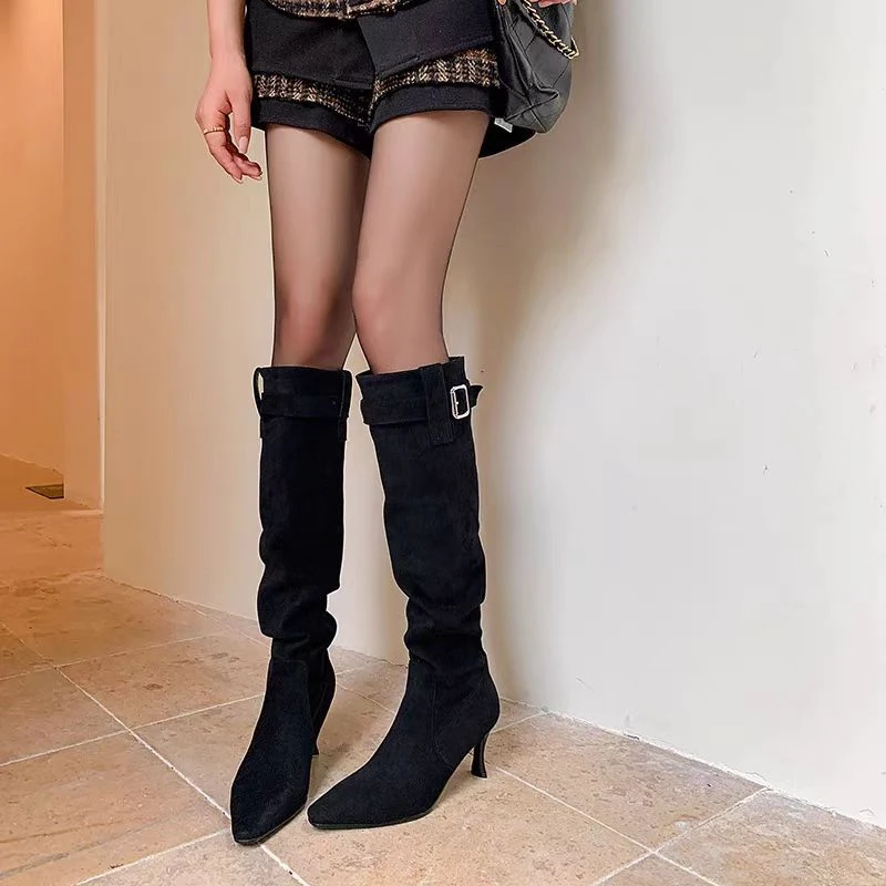 Botas femininas de perna alta com estilo de pilha e efeito emagrecedor, proporcionando elegância e conforto para um visual impecável em qualquer ocasião — foto 1