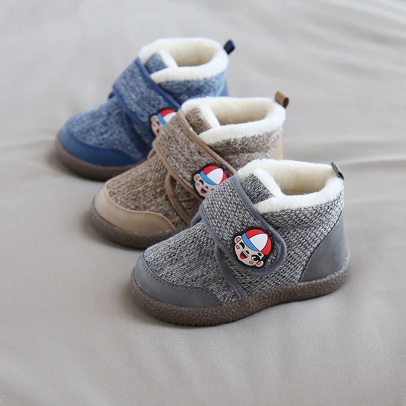 Botas de neve de pelúcia para bebês Mantenha os pezinhos aquecidos e protegidos com estas botas macias e confortáveis. Perfeitas para o inverno e a neve. — foto 6