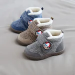 Botas de neve de pelúcia para bebês Mantenha os pezinhos aquecidos e protegidos com estas botas macias e confortáveis. Perfeitas para o inverno e a neve. — foto 6