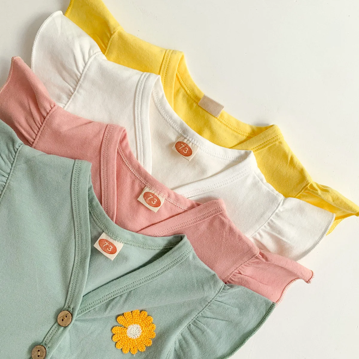 Macacão de princesa fofo com mangas com babados e design triangular. Conforto e estilo para sua princesa. — foto 7