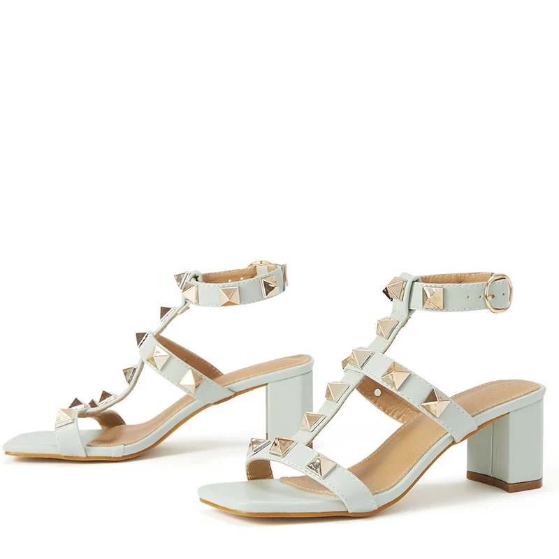Sandálias Romanas de Salto Alto Femininas com Bico com Tachas, estilo moderno e elegante, perfeitas para diversas ocasiões. — foto 1