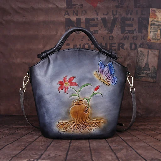 Title 3, Bolsa Bucket assimétrica pintada à mão, com alç...