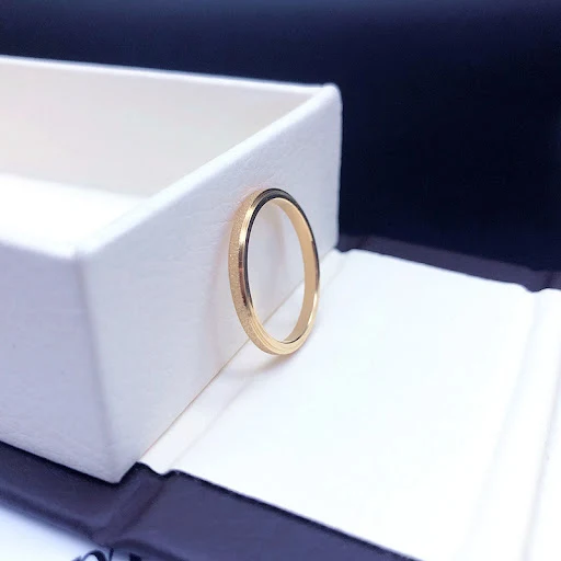 Title 5, Anel Liso Banhado a Ouro 14k. Design Clássico e...