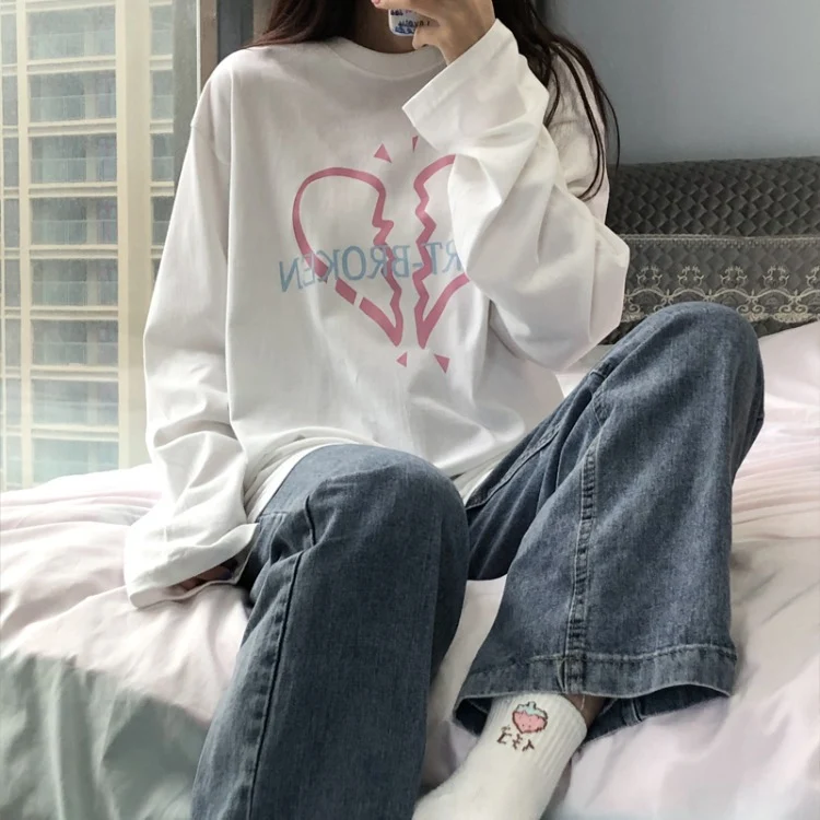 Camiseta de manga longa com estampa de amor feminina, soltinha e versátil. Top para sobreposições ou usar sozinha. Conforto e estilo garantidos. — foto 3