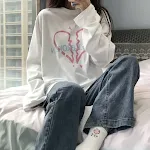 Camiseta de manga longa com estampa de amor feminina, soltinha e versátil. Top para sobreposições ou usar sozinha. Conforto e estilo garantidos. — foto 3