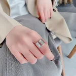 Anel de Argola Dividida com Letras Inglesas Cilíndricas Largas em Prata, personalize suas joias. Acessório único e elegante. Crie pingentes e encantos originais. — foto 4