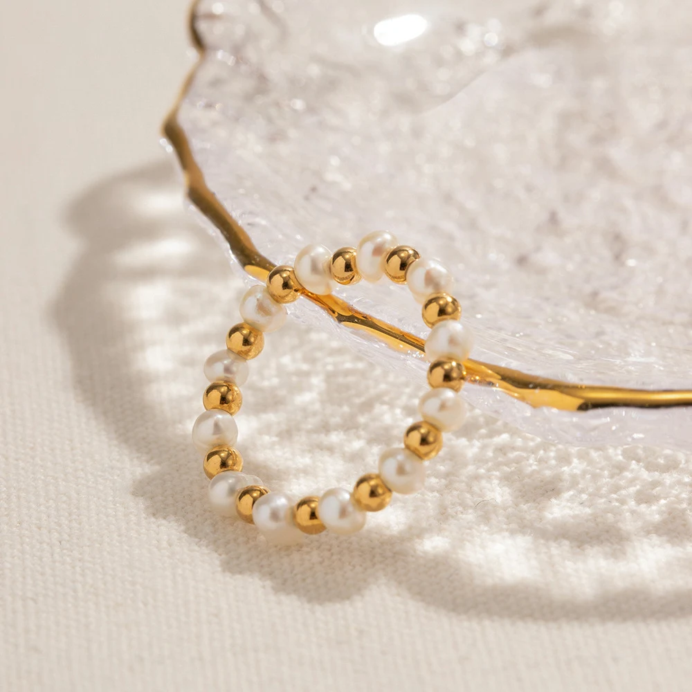 Anel feminino de contas elásticas de pérolas douradas 18K que não desbota, perfeito para uso diário, confortável e elegante. — foto 6