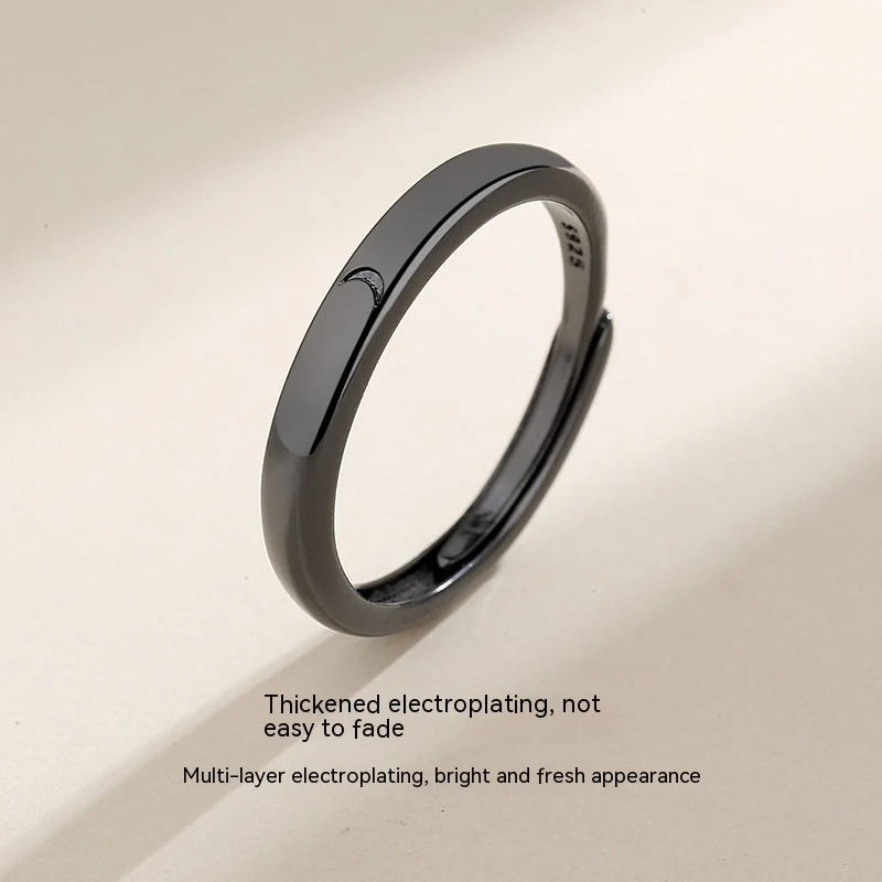 Anel Sol Lua para amantes, preto e branco em metal. Simboliza amor eterno. Design moderno e elegante para casais apaixonados. — foto 4