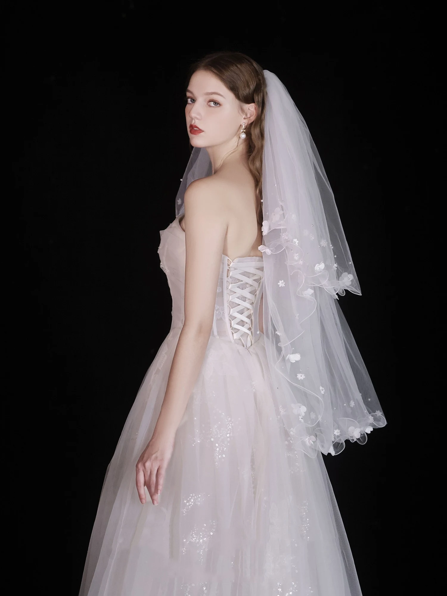 Vestido de noiva branco para casamento com fio leve e tubo de jantar — foto 9