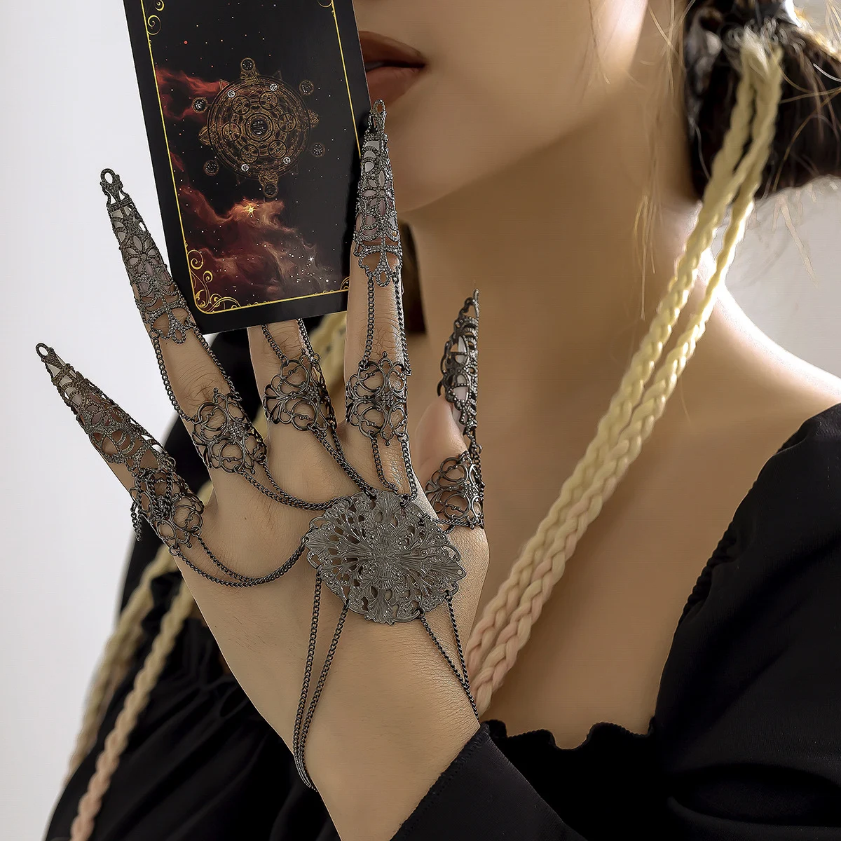 Halloween Nagelketting met taps toelopende kwast, voor een feestelijke look. Eenvoudig aan te brengen en ideaal voor een unieke Halloween-manicure. — foto 3