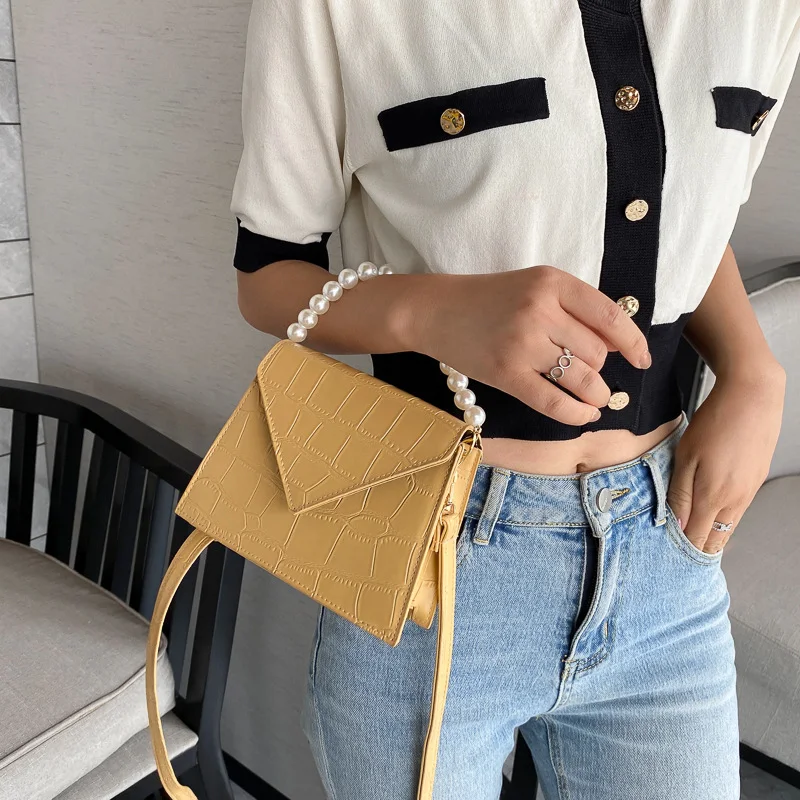 Bolsa mensageiro com alça de corrente para ombro, elegante e prática. Perfeita para carregar seus pertences com estilo e segurança no dia a dia. — foto 8