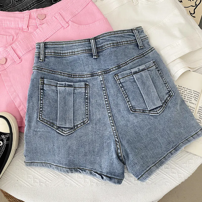 Shorts casuais de ganga irregulares, estilo bainha, meio comprimento, ideais para um visual descontraído e moderno em qualquer ocasião. — foto 5