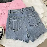 Shorts casuais de ganga irregulares, estilo bainha, meio comprimento, ideais para um visual descontraído e moderno em qualquer ocasião. — foto 5