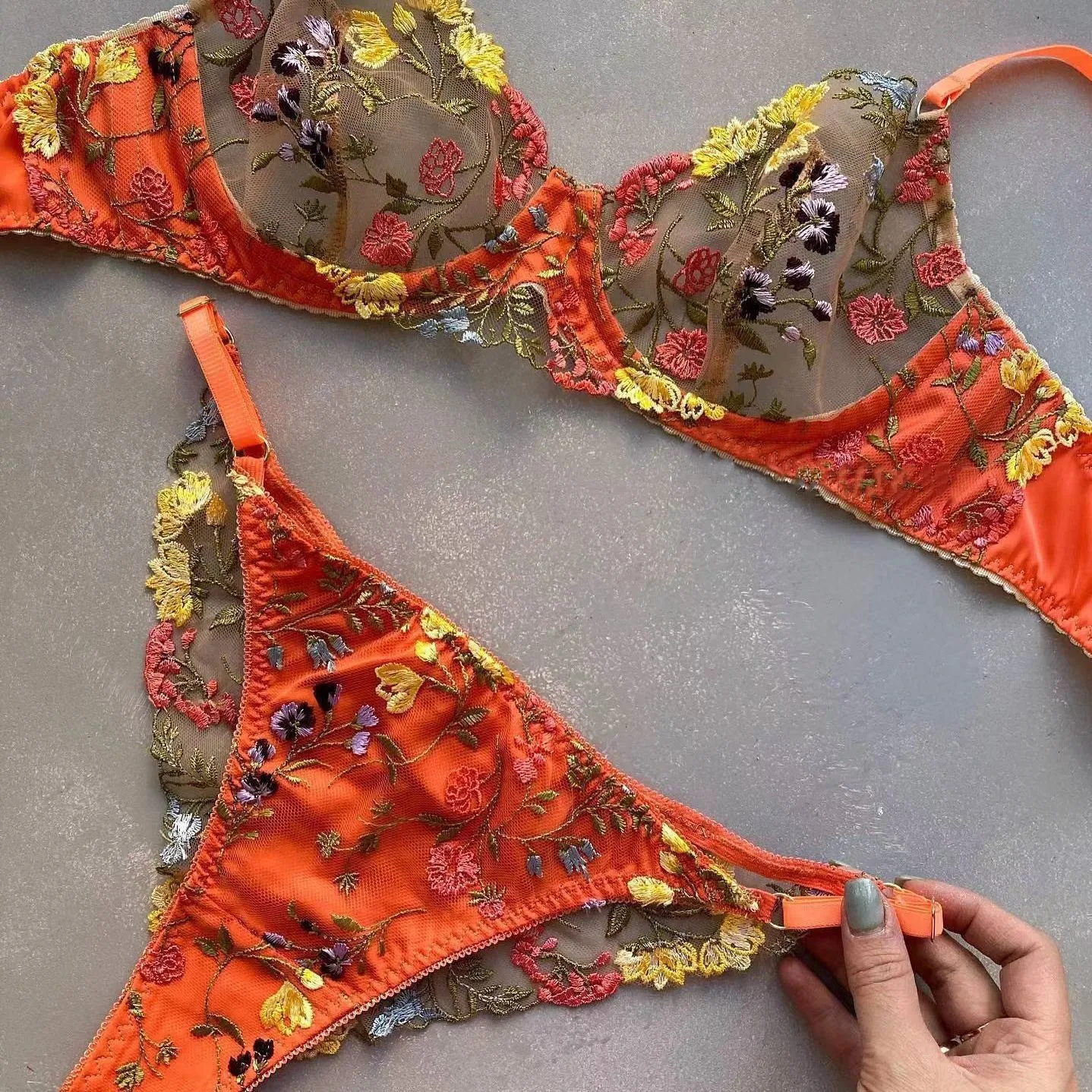Completo intimo con fiori, nastro ricamato trasparente e anelli in acciaio, per un look sensuale e raffinato. — foto 15