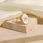 Anel delicado de pérola natural para mulheres, elegância e charme. Joia fina para realçar a beleza, um toque sofisticado para você. — foto 6