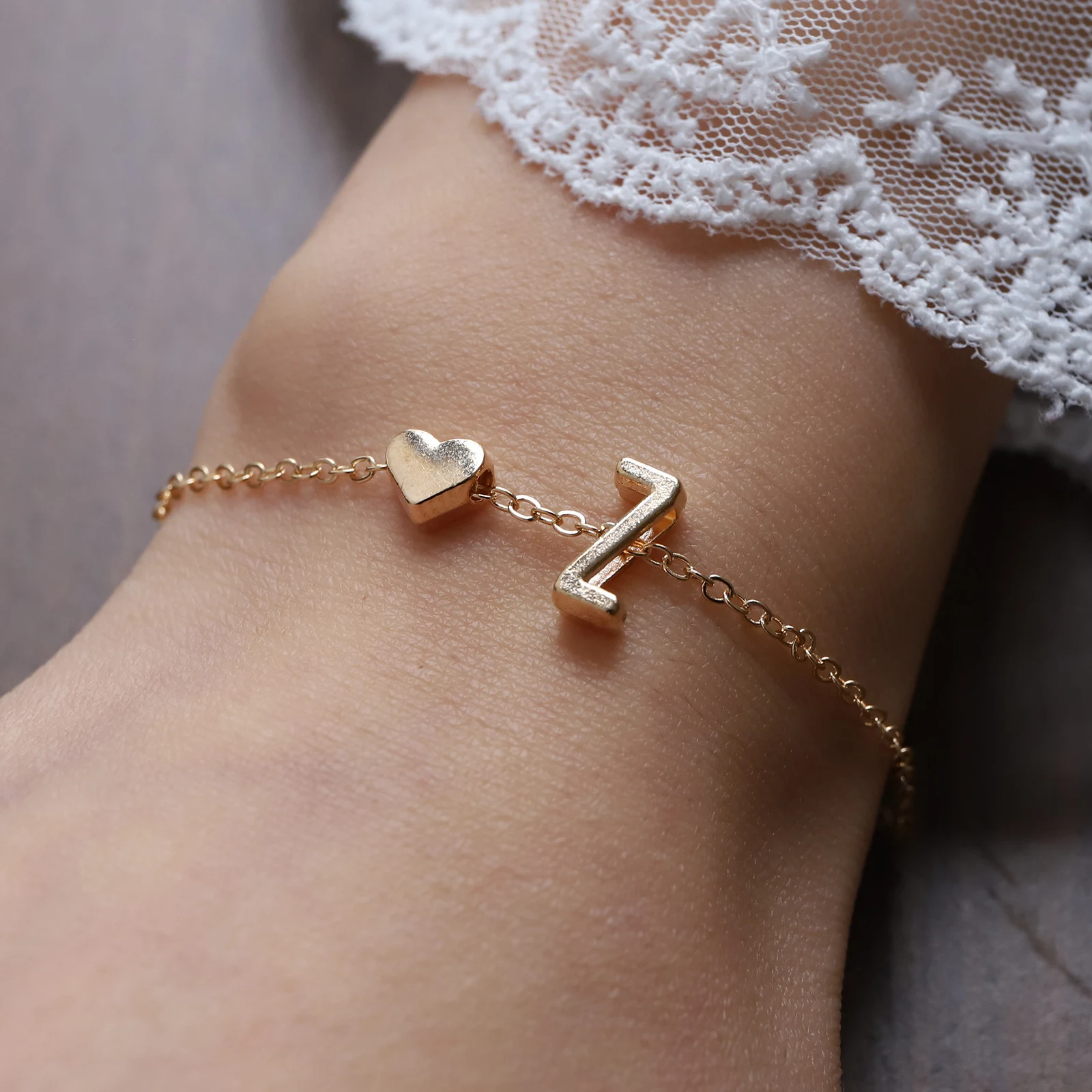 Pulseira com letras inglesas em liga, formato de coração e personalidade elegante. Expresse seu estilo único com esta joia charmosa e especial. — foto 6