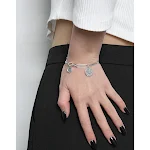 Pulseira feminina com etiqueta humana retrô desgastada, um acessório vintage e estiloso que expressa sua personalidade única e autêntica. — foto 8