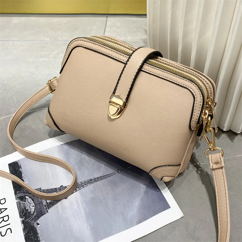 Bolsa Feminina Ombro/Transversal de Grande Capacidade e Cor Lisa. Ideal para o dia a dia, com espaço para tudo o que você precisa. — foto 6