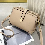 Bolsa Feminina Ombro/Transversal de Grande Capacidade e Cor Lisa. Ideal para o dia a dia, com espaço para tudo o que você precisa. — foto 6