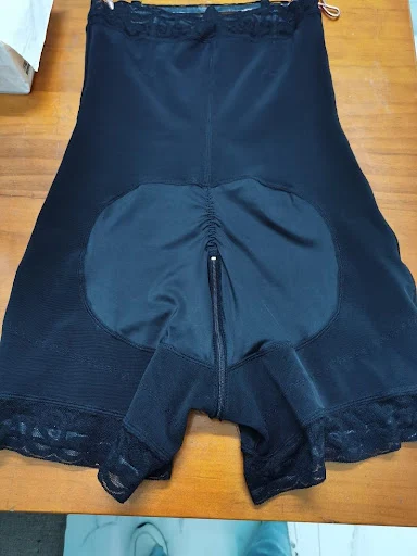 Title 6, Pantaloni a vita alta con pieghe, zip inferiore...