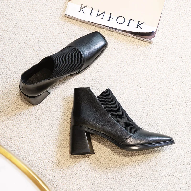 Stivaletti corti con tacco largo, elastico semplice e tacco medio, perfetti per comfort e stile quotidiano. — foto 10