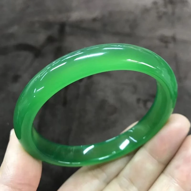 Pulseira de Jade e Madeira Simples para Mulher, um acessório elegante e natural. Perfeita para realçar seu estilo em qualquer ocasião, com design atemporal e charmoso. — foto 8