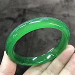 Pulseira de Jade e Madeira Simples para Mulher, um acessório elegante e natural. Perfeita para realçar seu estilo em qualquer ocasião, com design atemporal e charmoso. — foto 8