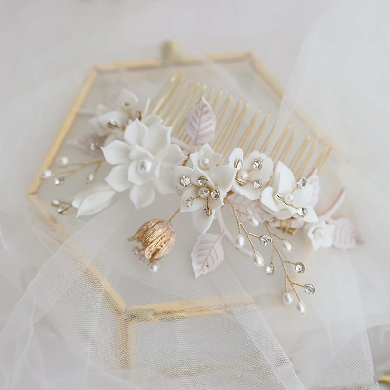 Peigne à cheveux fleur en céramique blanche et strass. Accessoire mariage élégant, sublime coiffure pour occasions spéciales et mariées. — photo 4